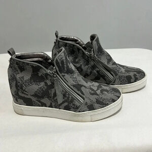 Steve Madden || Girls Wedge Grey and Silver Camouflage Ankle Booties size 4